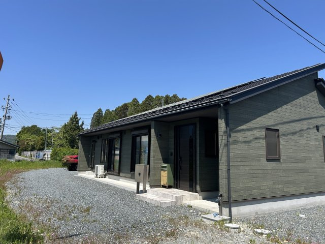 南相馬市鹿島区小池 築浅デザイナーズ平屋中古住宅 4LDK 陽当たり良好！ 不動産プラス の庭|外観別角度です。4LDKの平家の住宅です。シンプルモダンな外観ですが和モダンの雰囲気もありますので、若い方からご高齢の方までバリアフリーで安心してお住まいいただけます。