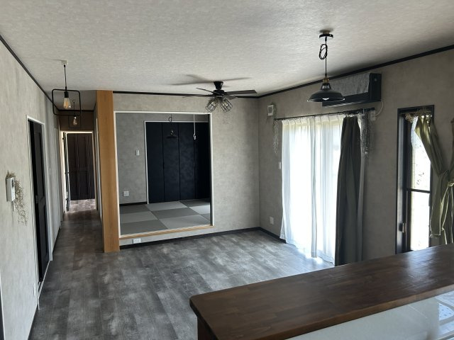 南相馬市鹿島区小池 築浅デザイナーズ平屋中古住宅 4LDK 陽当たり良好！ 不動産プラス の居間・リビング|奥に見えるのが小上がりの和室で4.5帖あります。キッチンは対面キッチンになっているので家族での会話を楽しみながらお料理できますね。