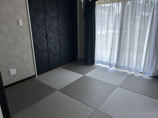 南相馬市鹿島区小池 築浅デザイナーズ平屋中古住宅 4LDK 陽当たり良好！ 不動産プラス の和室|和室は琉球畳の市松模様の施工になります。モダンな雰囲気に非常にマッチしています。