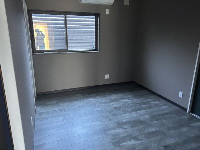南相馬市鹿島区小池 築浅デザイナーズ平屋中古住宅 4LDK 陽当たり良好！ 不動産プラス の洋室|6.2帖の洋室です。書斎とウオークインクローゼットを備えていて収納たっぷりです。主寝室にいかがでしょうか。