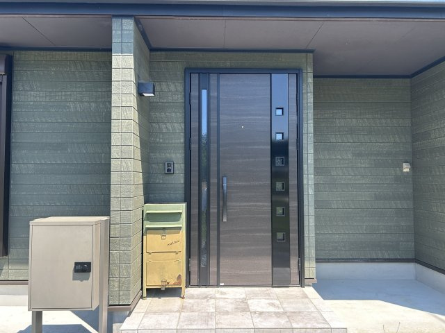南相馬市鹿島区小池 築浅デザイナーズ平屋中古住宅 4LDK 陽当たり良好！ 不動産プラス の玄関|玄関外観です。モダンな外観の玄関ドアです。明り取りのある玄関ドアなので暗くなりがちの玄関ホールも明るくなっています。宅配ボックスを備えています。