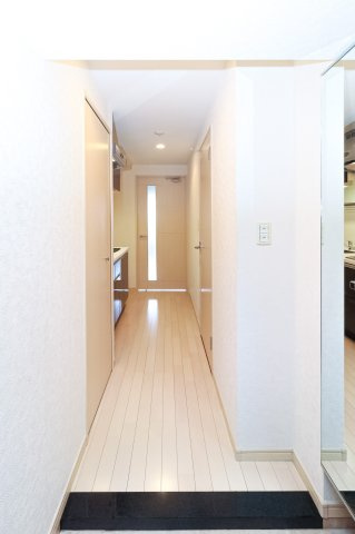 サヴォイフェアリーパーク　10階の玄関|別号室のものです。現状優先になります。
※床・設備の色はお部屋によって異なります。