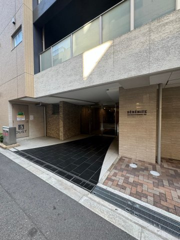 セレニテ桜川駅前プリエのエントランス