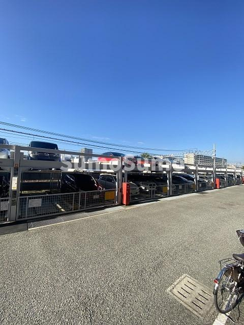 フレシア西宮の駐車場