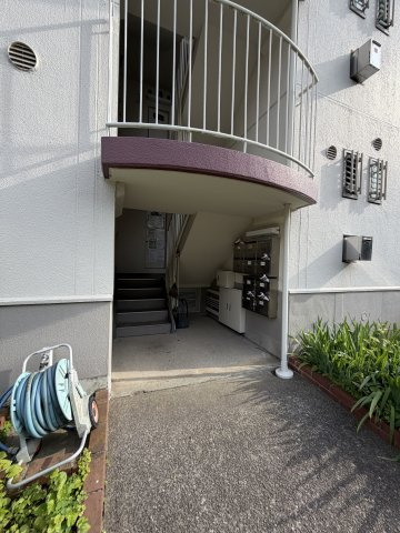 高倉台10団地46号棟のエントランス