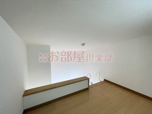 しおんの洋室|落ち着いた色調の洋室です