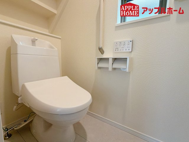 さいたま市桜区栄和第１期 全4棟のトイレ|白を基調とした清潔感のある明るい空間。温水洗浄便座付きで、毎日快適・清潔に使用できます。操作しやすい壁面リモコンを採用しています。