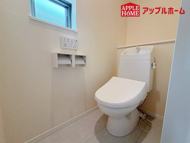 さいたま市桜区栄和第１期 全4棟のトイレ|白を基調とした清潔感のある明るい空間。温水洗浄便座付きで、毎日快適・清潔に使用できます。操作しやすい壁面リモコンを採用しています。
