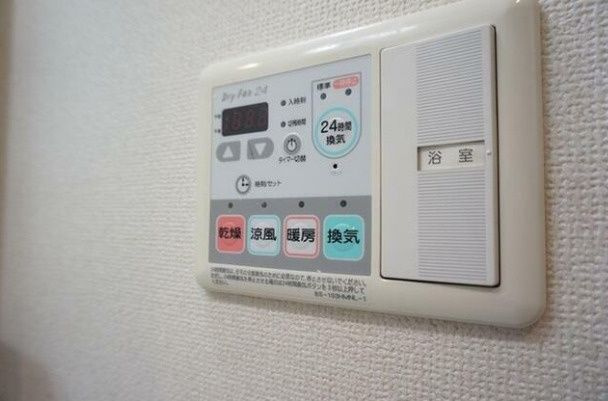 ジェイフラッツ初台のエントランス|■浴室暖房乾燥機能