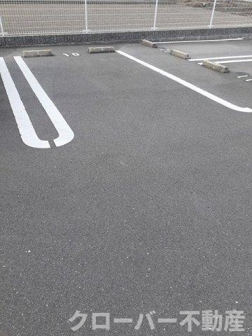 カーサ・クレストの駐車場