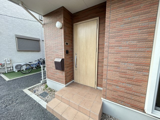 宝生町貸家のエントランス