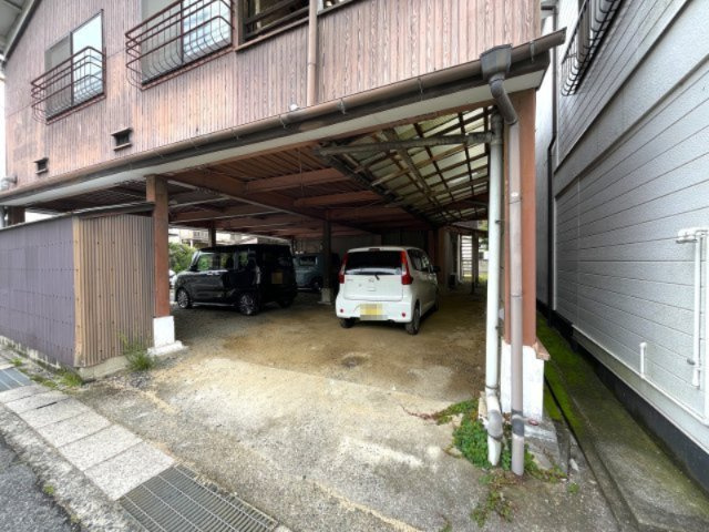 茨木貸アパートの駐車場