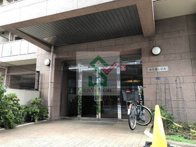かりゆしビルのエントランス