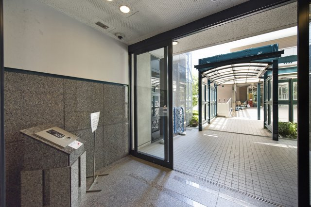 スタイリッシュなデザインが住まう誇らしさを高めるエントランス