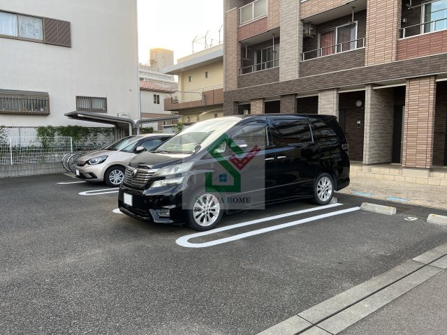 エムセレーノBの駐車場