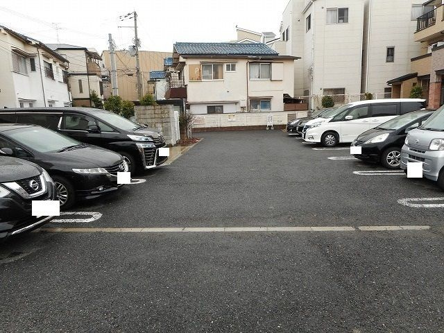 ネオ　ハイム　摂津の駐車場