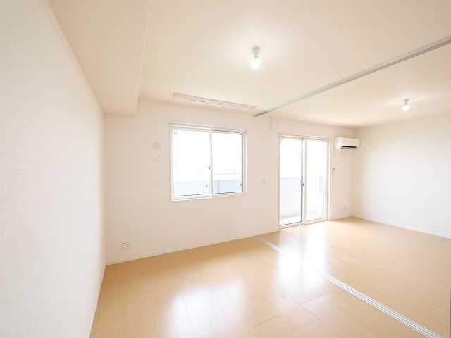 ディアコート（押熊町）の洋室|明るい洋室です