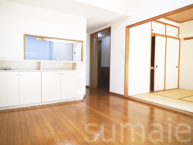 フクロク・ハイ・マンション３号館の居間・リビング|キッチン周り広々です！リフォームしてます！