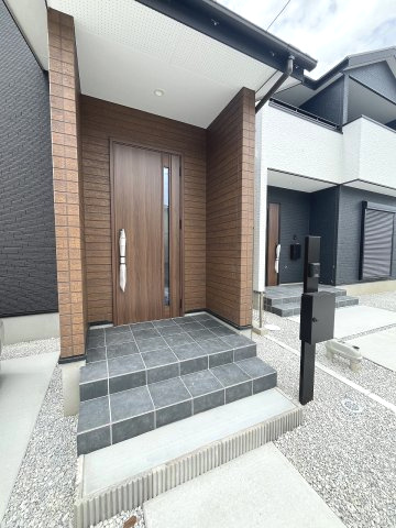【玄関】 | 糟屋郡宇美町井野5期　2号棟（全3棟）【仲介手数料無料・0円】 | 施工例。施工例は完成時と異なる場合があります。