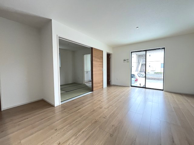 【居間・リビング】 | 糟屋郡宇美町井野5期　2号棟（全3棟）【仲介手数料無料・0円】 | 施工例。施工例は完成時と異なる場合があります。