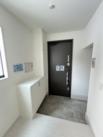 【玄関】 | 糟屋郡宇美町井野5期　2号棟（全3棟）【仲介手数料無料・0円】 | 現地写真。