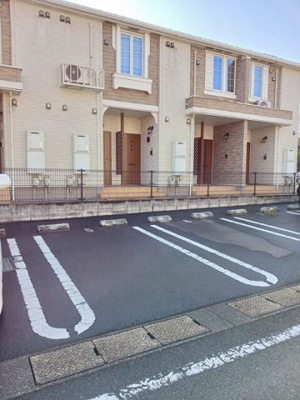 【駐車場】 | グランド・ルミエール湊 | 車をお持ちの方に嬉しい駐車場付きの物件です