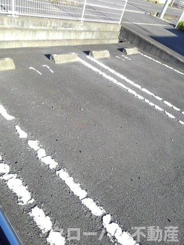 メゾン　ハナブサ　Ａの駐車場