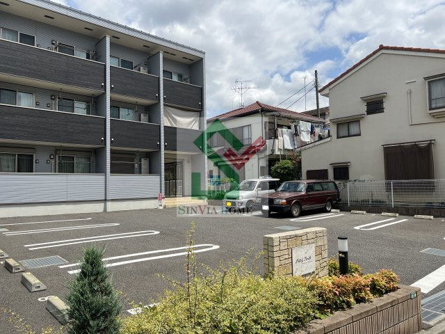 ポライトリーファミーユの駐車場