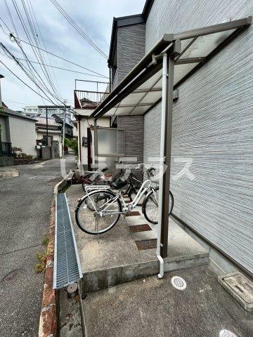 クレセント西代の駐車場