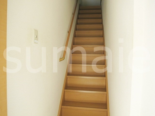 トロワエスポワールの設備|お部屋への階段です！