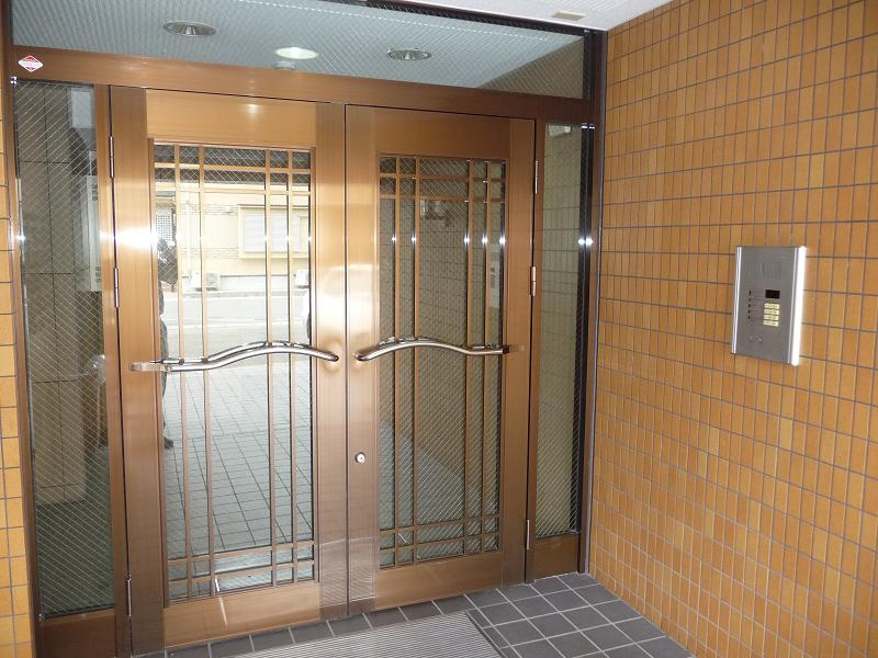 京都市伏見区納所町の賃貸マンションのエントランス