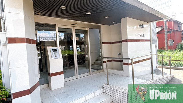 レージュ東海のエントランス