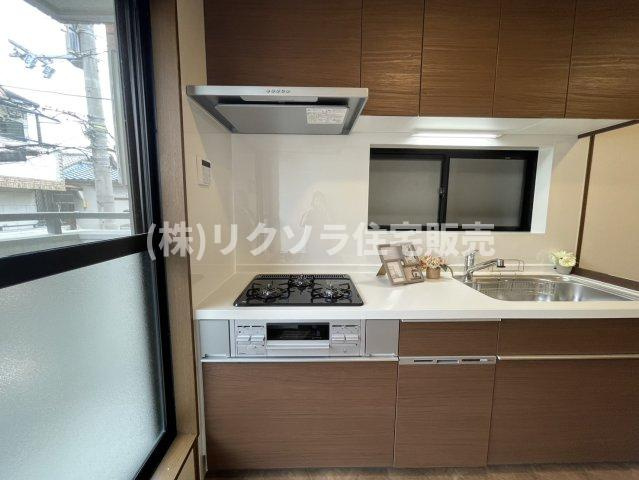 金田町　中古一戸建てのキッチン|ビルトイン3口コンロ
■物件内覧・資金計画相談・住宅ローン相談、リフォーム相談、お問合せ受付中■
※当日・翌日のご内覧、ご相談はお電話でのお問合せがスムーズです！