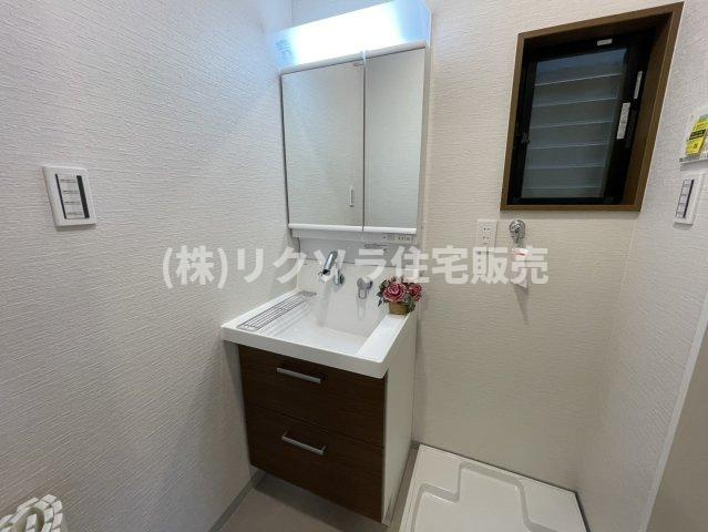 金田町　中古一戸建ての独立洗面台|二面鏡付き独立洗面台
■物件内覧・資金計画相談・住宅ローン相談、リフォーム相談、お問合せ受付中■
※当日・翌日のご内覧、ご相談はお電話でのお問合せがスムーズです！