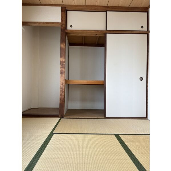 明香ビルの寝室