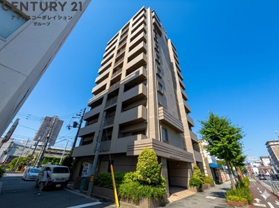 オートロックで外部の人間が簡単に出入りできないため安心です。
