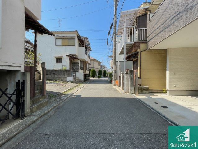 尼崎市大庄北　中古一戸建ての前面道路含む現地写真|周辺は閑静な住宅街！前面道路広々で車の出し入れも便利です。駐車が苦手な方でも安心して車庫入れできます！