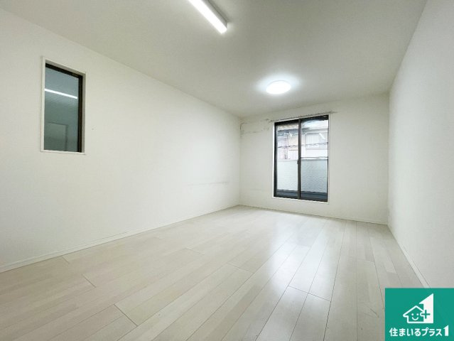 尼崎市大庄北　中古一戸建ての居間・リビング|日当たり良好の明るいリビングで朝の目覚めもスッキリできそう！対面キッチンでご家族のコミュニケーションも自然と増える設計！小さなお子様が遊ぶスペースを作っても広々とくつろげるLDK！