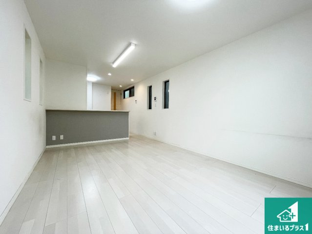 尼崎市大庄北　中古一戸建ての居間・リビング|シンプルなリビングは、観葉植物等のインテリアを楽しめますね！パパ好みにも、ママ好みにも家具次第で雰囲気を変えることができます！