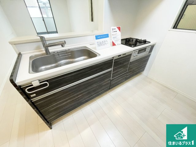 尼崎市大庄北　中古一戸建てのキッチン|リビングと統一感があり、使い勝手のいいキッチン。広々としているので、二人並んで作業が出来ちゃいます。お子様と一緒に色々なお料理に挑戦できるスペースがあります。