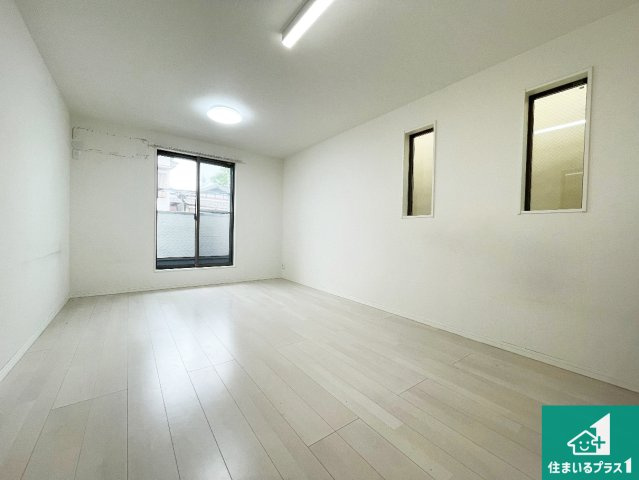 尼崎市大庄北　中古一戸建ての居間・リビング|日当たり良好の明るいリビングで朝の目覚めもスッキリできそう！対面キッチンでご家族のコミュニケーションも自然と増える設計！小さなお子様が遊ぶスペースを作っても広々とくつろげるLDK！