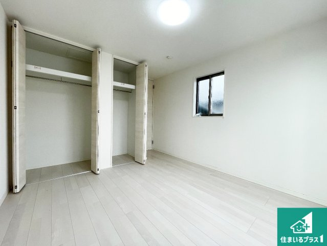 尼崎市大庄北　中古一戸建ての洋室|寝室は心地よい眠りについてもらいたくて、シンプルかつ開放的な空間な設計にしています！大きな窓から差し込む日が心地いいです♪