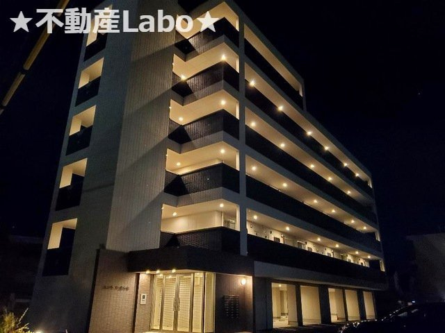 ユニヴァリィ県庁東の外観