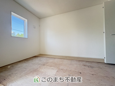 【洋室】 | 古河市五部第1　1号棟 | 窓から日差しが差し込む明るい洋室☆