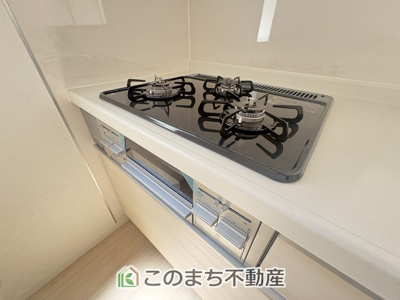 【キッチン】 | 古河市五部第1　1号棟 | 3口ビルトインコンロで同時調理可能☆時短家事につながりますね☆