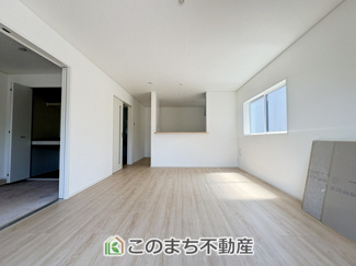 【居間・リビング】 | 古河市五部第1　 | 窓が多く明るいリビングスペース☆ご家族の団らんを明るい日差しがが照らします☆