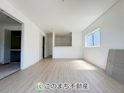 【居間・リビング】 | 古河市五部第1　1号棟 | 窓が多く明るいリビングスペース☆ご家族の団らんを明るい日差しがが照らします☆
