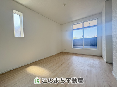 【洋室】 | 古河市五部第1　1号棟 | 窓が多く明るい室内が好印象☆