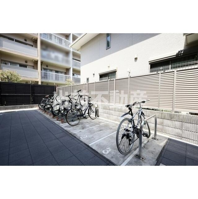 クラリティア文京千石の駐車場