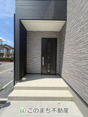 【エントランス】 | クライン佐野市伊勢山町第2期　 | 雨の日の入退室も安心の玄関ポーチ☆
